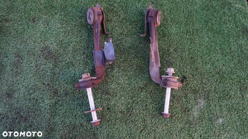 Renault Trafic II Opel Vivaro Nissan Primastar 2.0 DCI M9R wspornik lewy prawy wahacza mocowanie