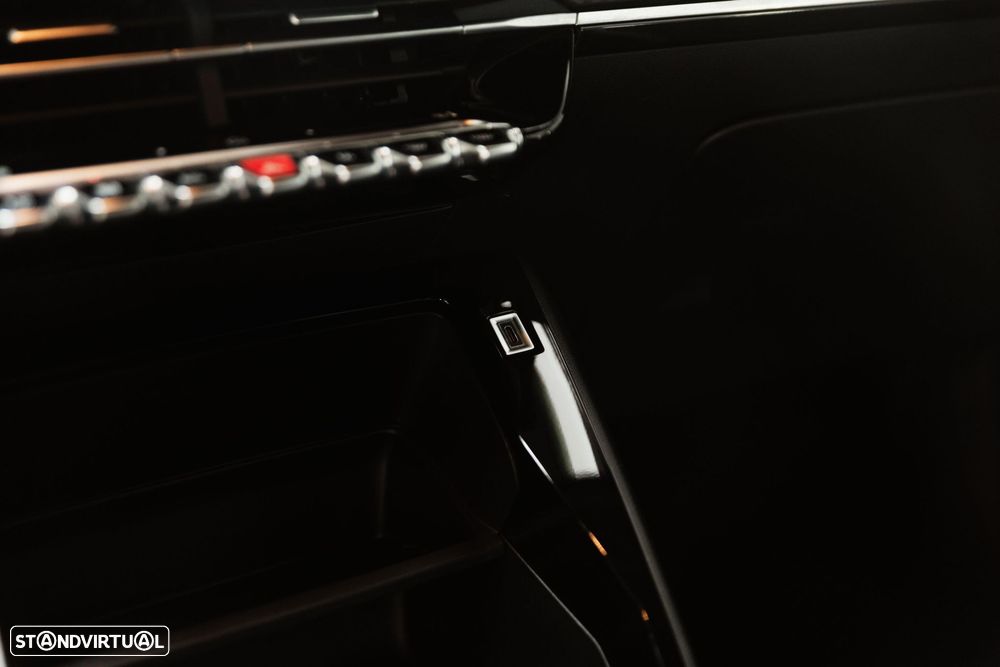 Peugeot 2008 1.2 Hybrid Style e-DCS6 - 26