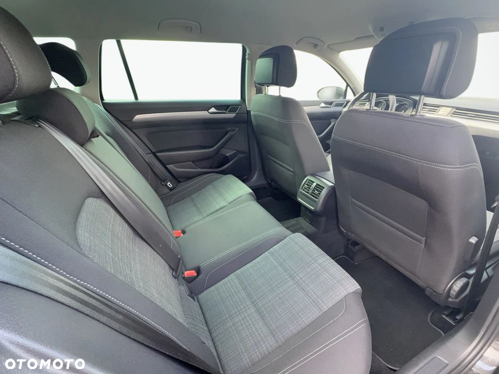 Volkswagen Passat - 20