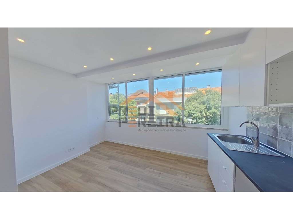Situado na Damaia de Cima, apartamento T2 totalmente remodelado. - Grande imagem: 5/25