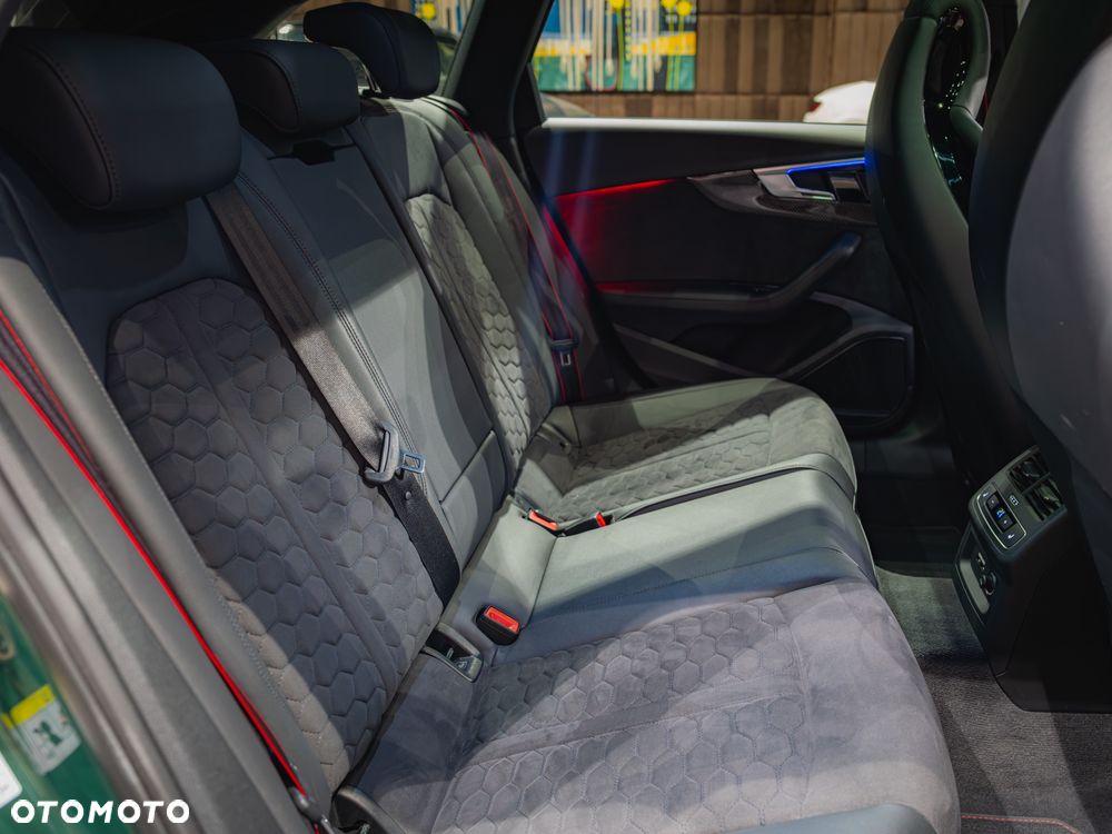 Audi RS4 Limousine - 12