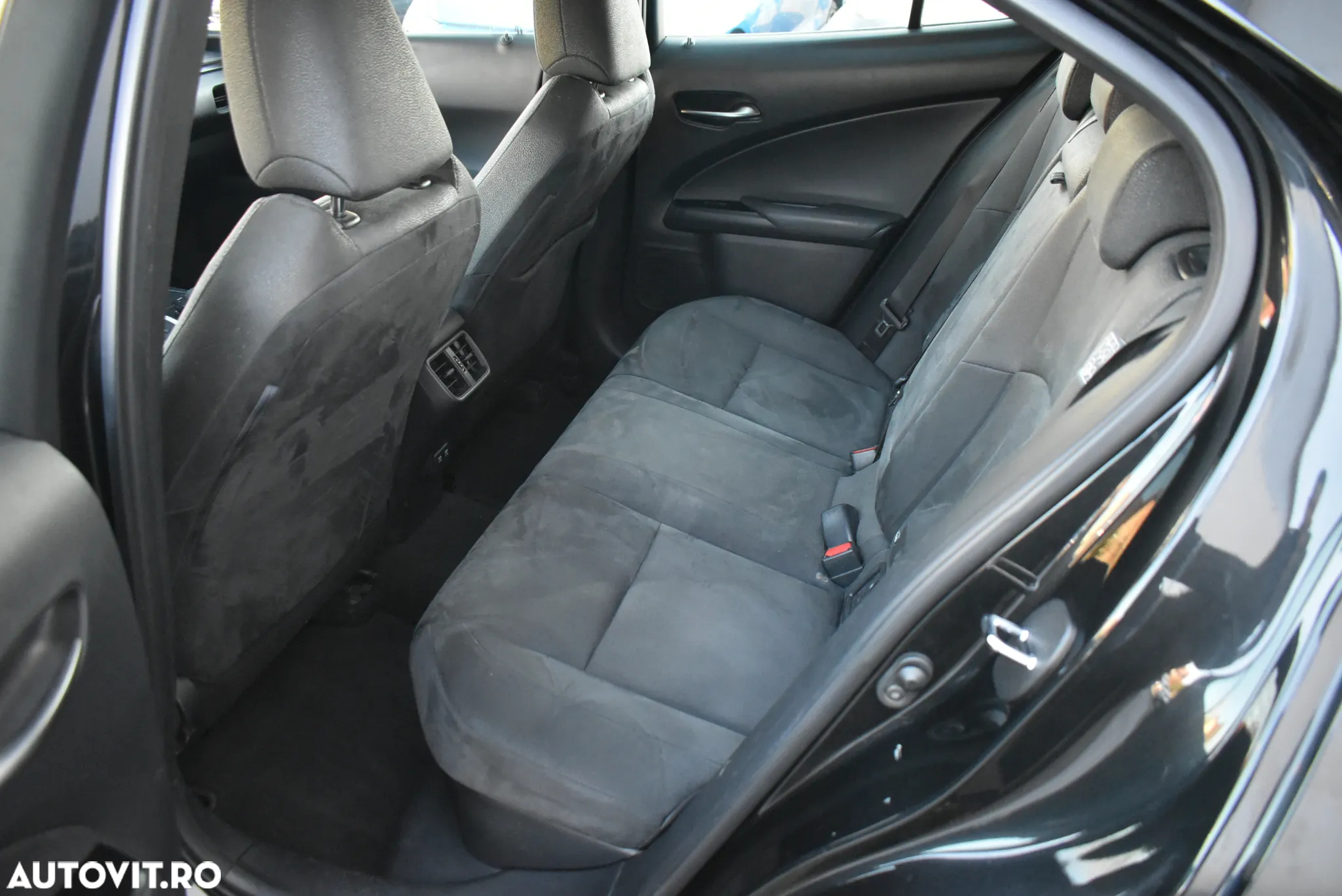 Lexus UX 250h FWD Business - 19