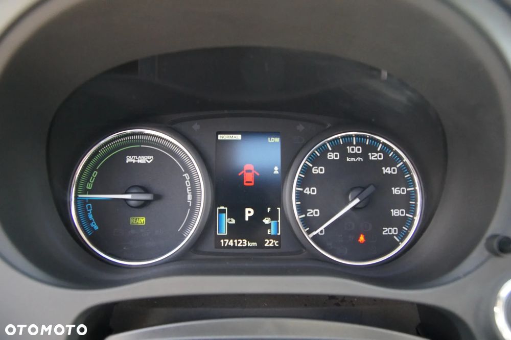 Mitsubishi Outlander Instyle NAVI + - 12