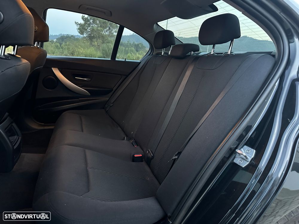 BMW 320 d Sport Line - 12