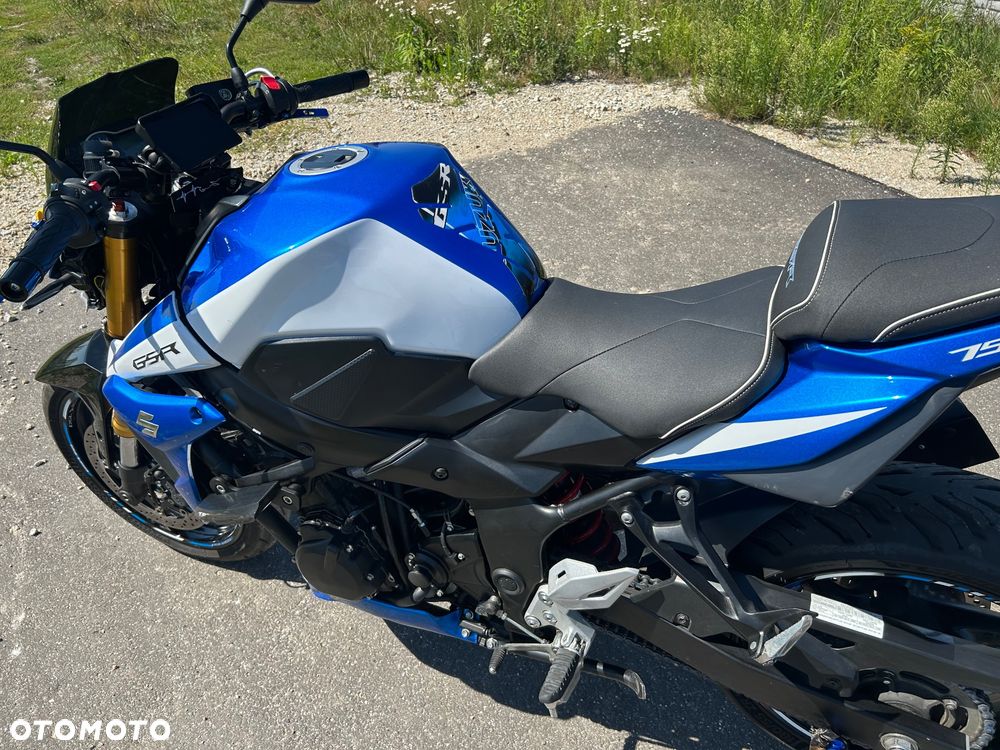 Suzuki GSR - 2
