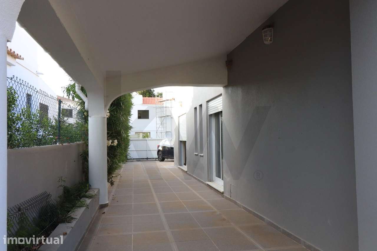 Moradia T3 térrea com jardim, terraço e cave em Montenegro, Faro - Grande imagem: 4/25