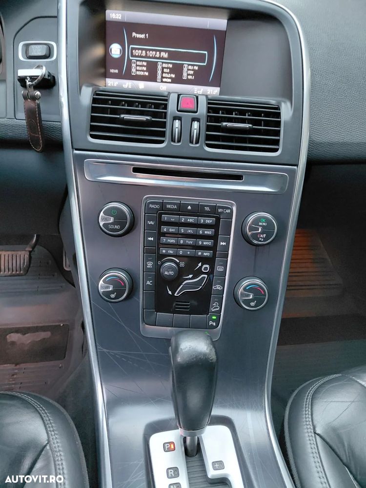 Volvo XC 60 D5 AWD Momentum - 7