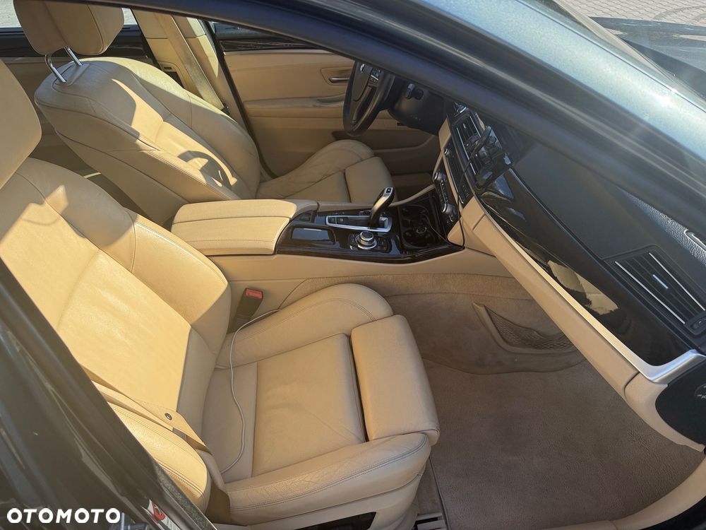 BMW Seria 5 525d xDrive Sport-Aut - 39