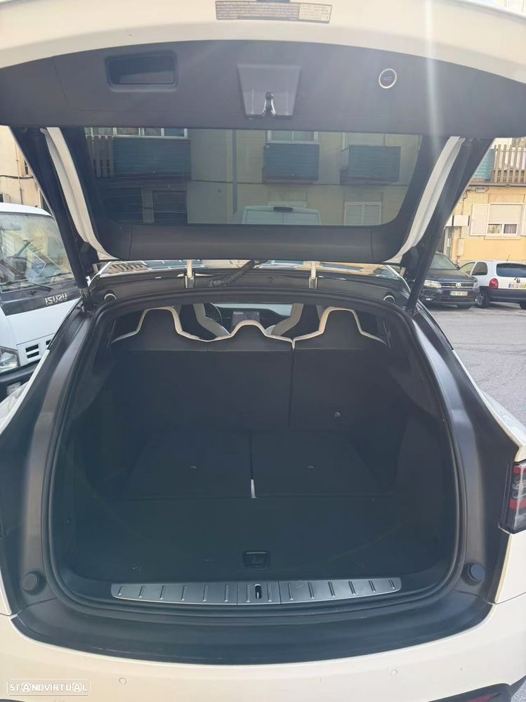Tesla Model X - 14