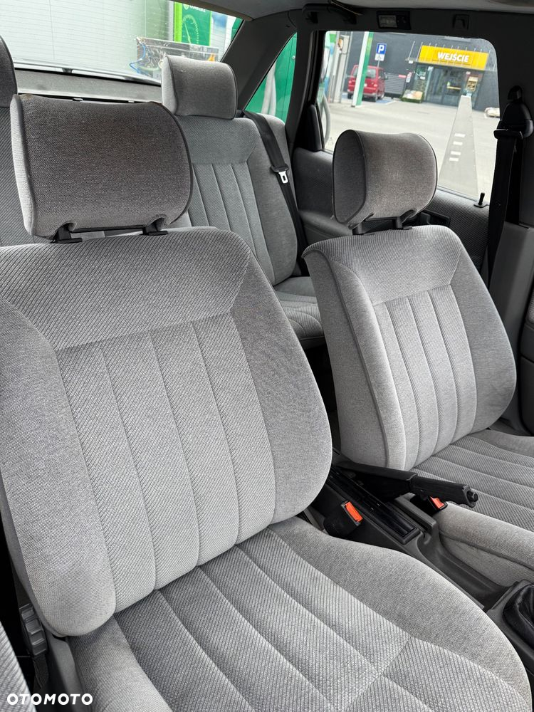 Volkswagen Passat 1.8 GL - 11