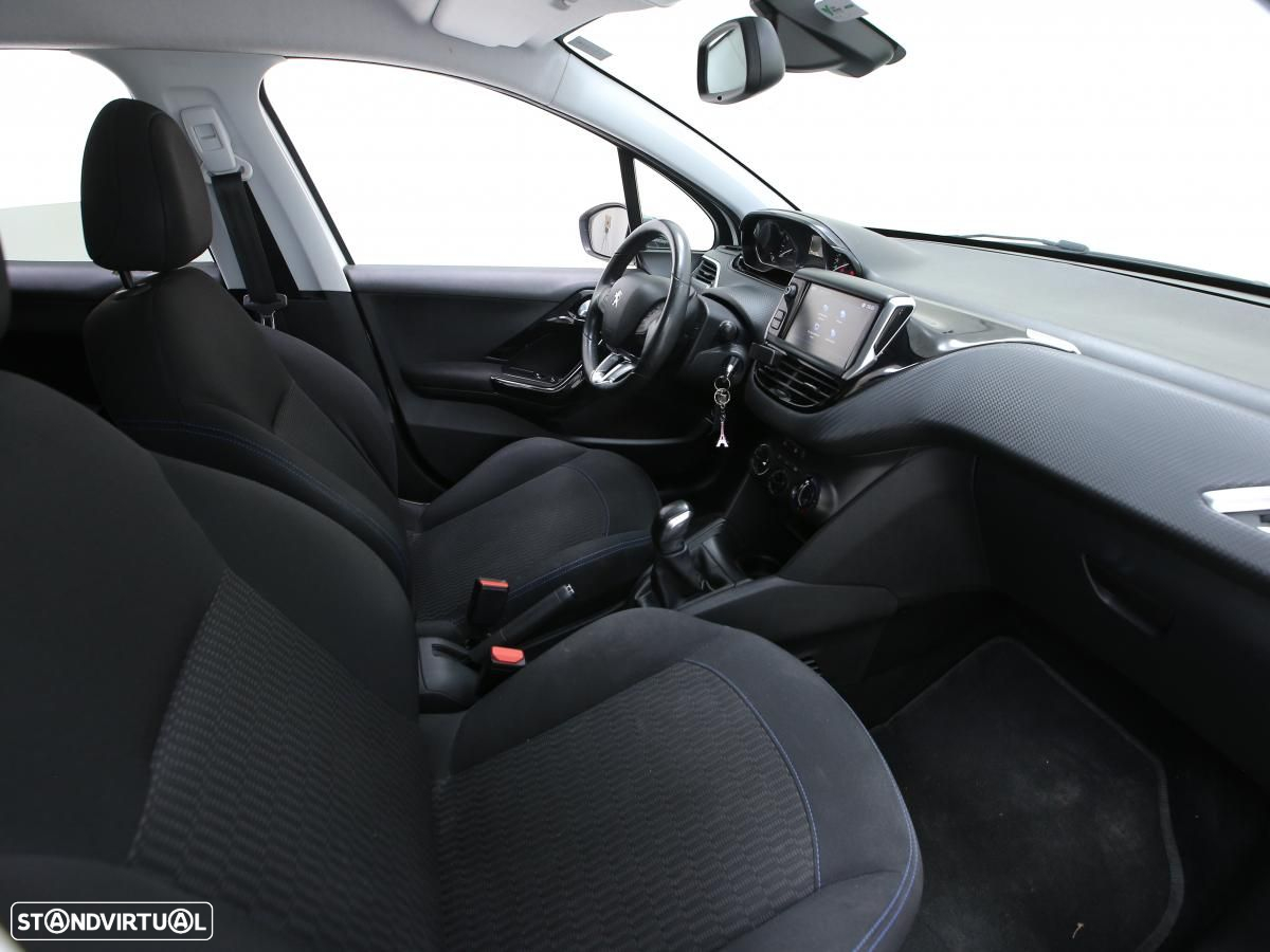 Peugeot 208 - 11
