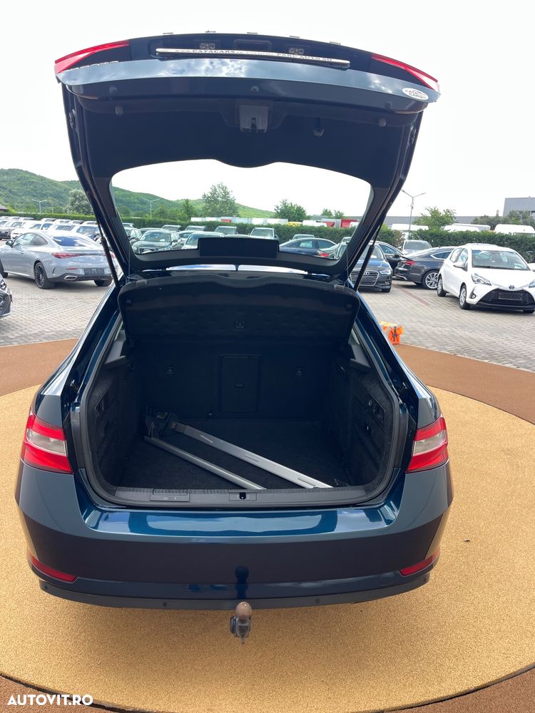 Skoda Superb 2.0 TDI DSG Premium Edition - 26