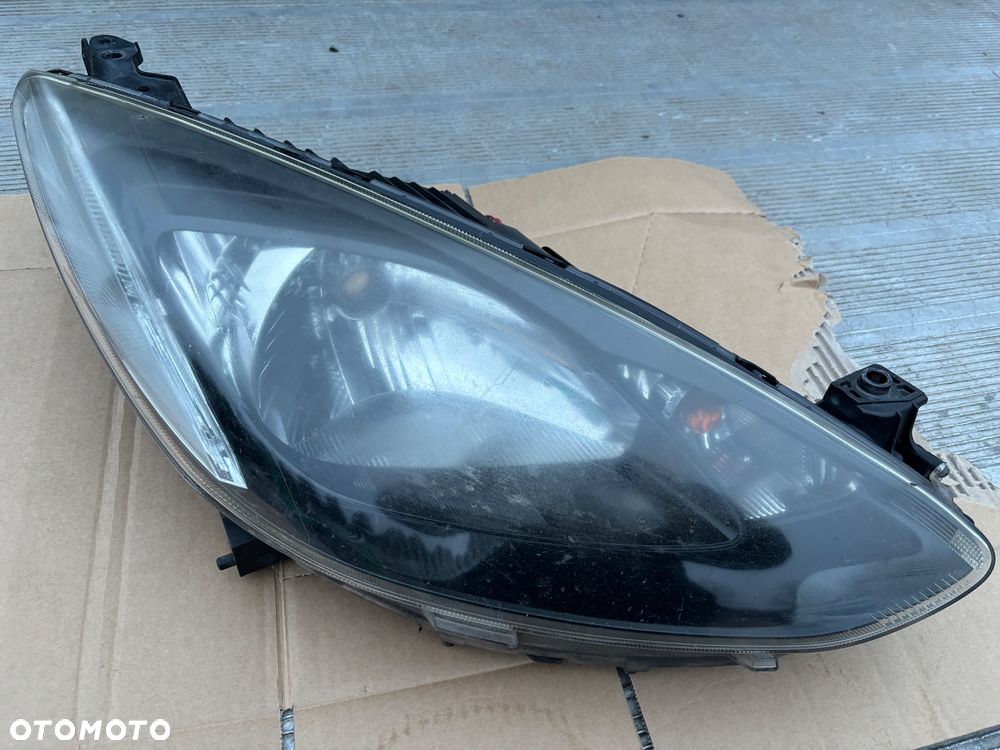 Lampa Przód przednia mazda 2  ( 2007-2015 r) prawa