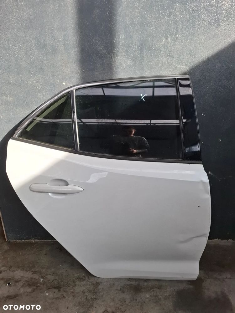 TOYOTA COROLLA E21 DRZWI PRAWE TYŁ - 1