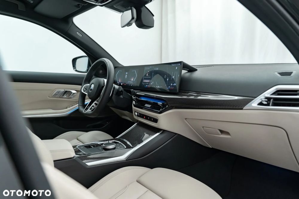 BMW Seria 3 330i xDrive M Sport - 32
