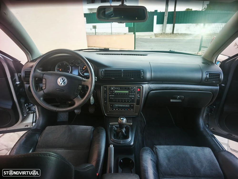 VW Passat 1.9 TDi Highline - 9