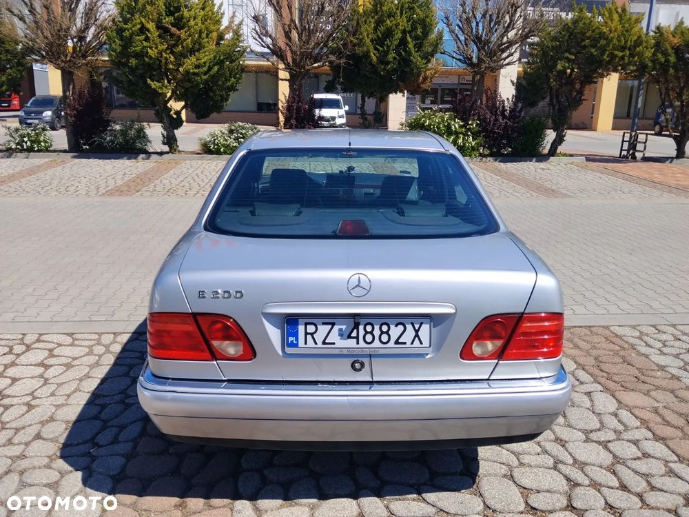 Mercedes-Benz Klasa E - 27