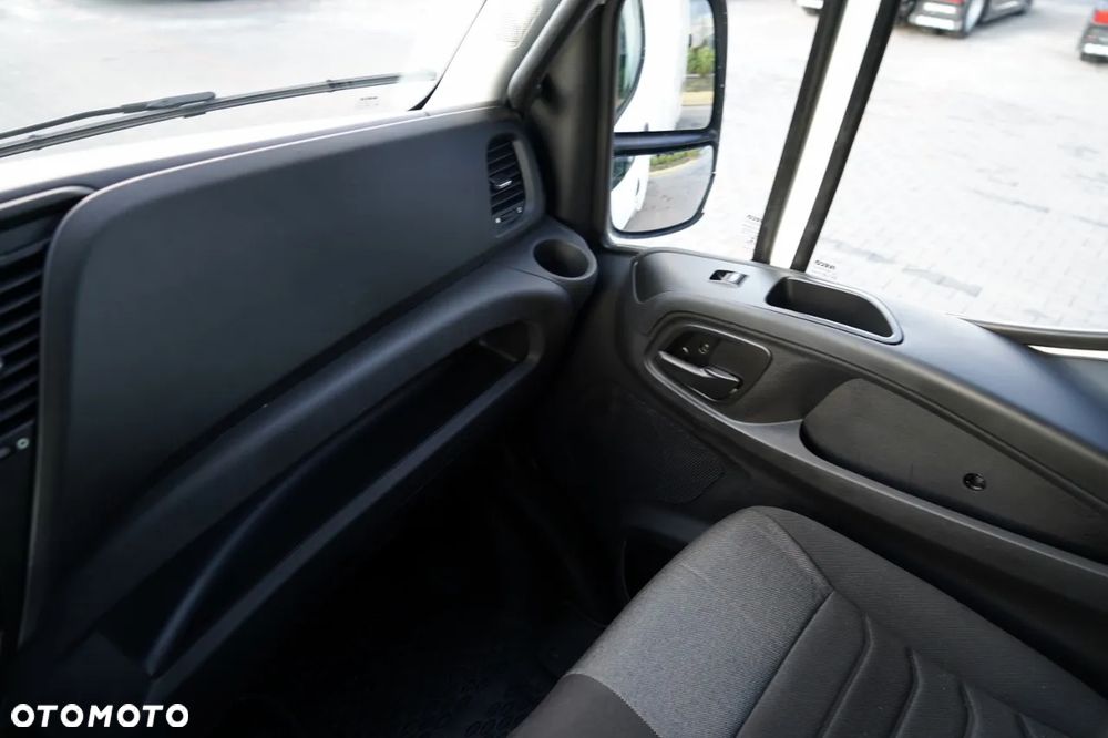 Iveco DAILY 35-160 / KONTENER 4,2 M / WINDA / BLIŹNIAK   DMC: 3500 KG /  2022 - 32