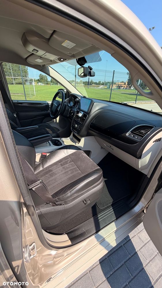 Chrysler Town & Country 3.6 Limited - 19