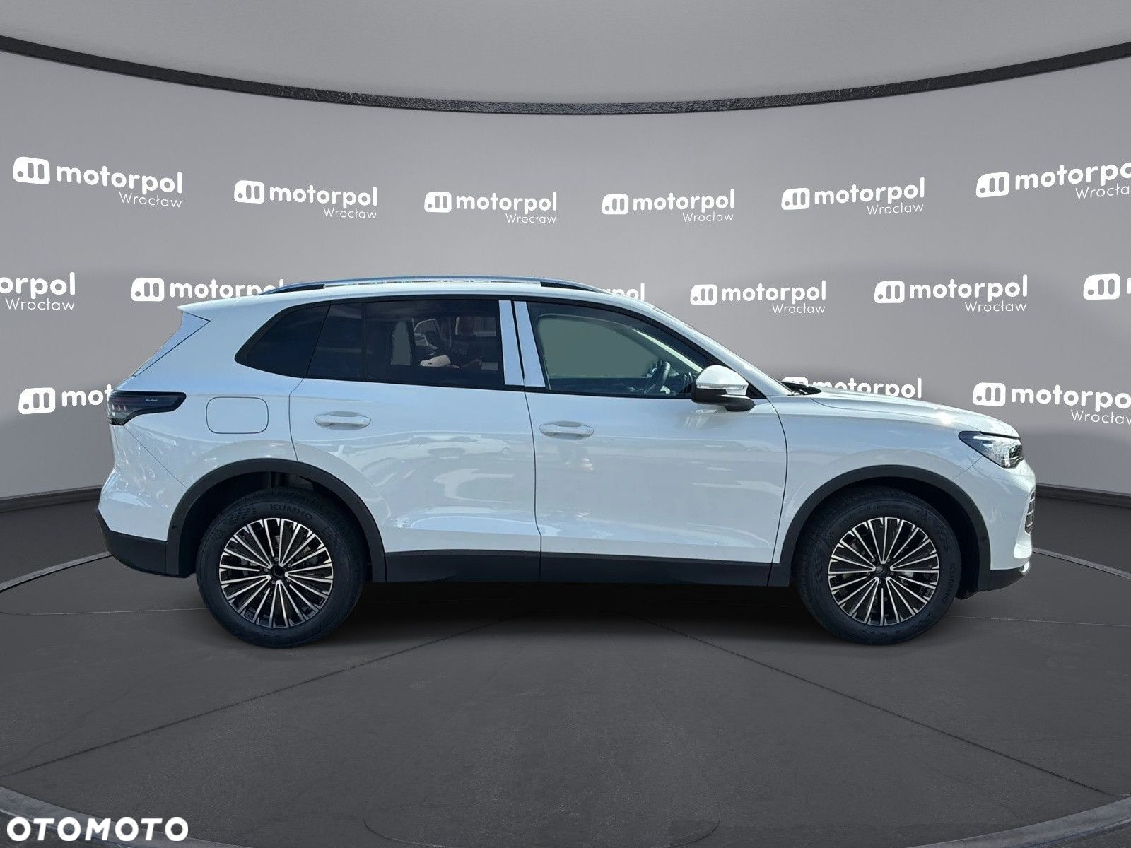 Volkswagen Tiguan - 11