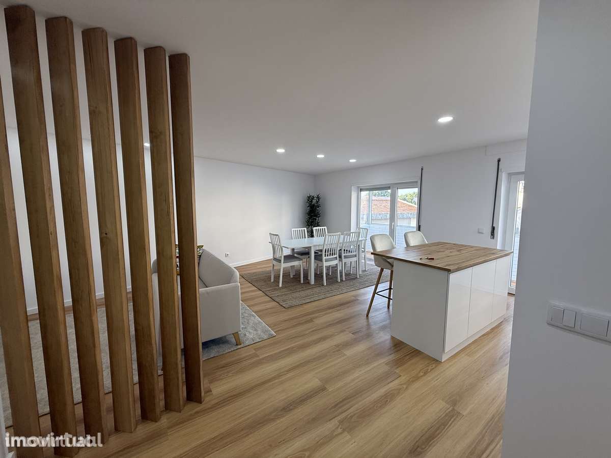 Apartamento t2 remodelado junto à praia - Grande imagem: 2/17