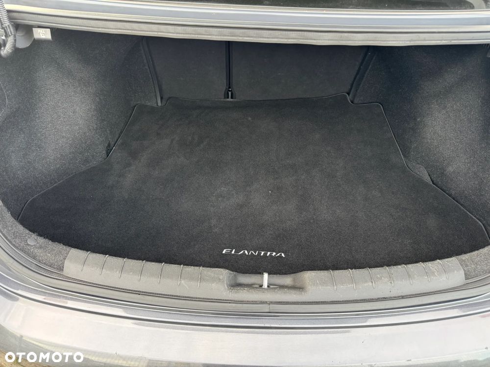 Hyundai Elantra - 10