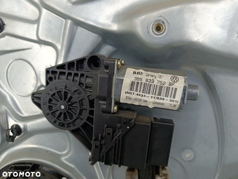 PODNOŚNIK SZYBY PRAWY TYŁ  VW PASSAT B5 FL 3B5839756C  3B5839752BF  BOSCH - 4