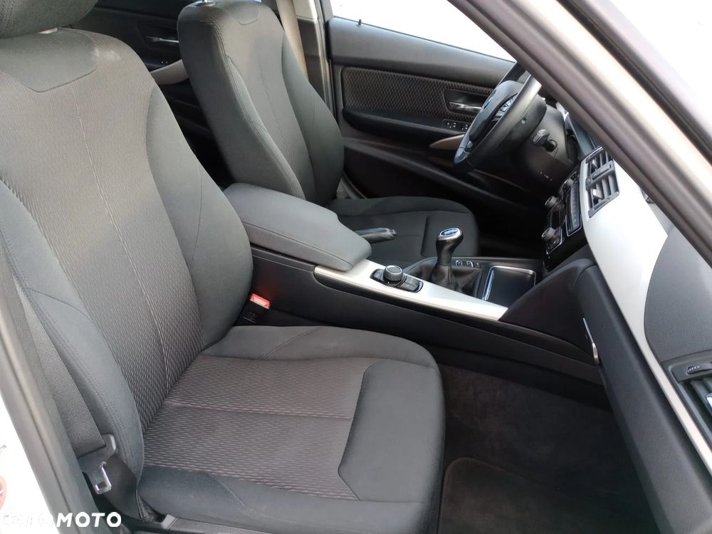 BMW Seria 3 318i - 29