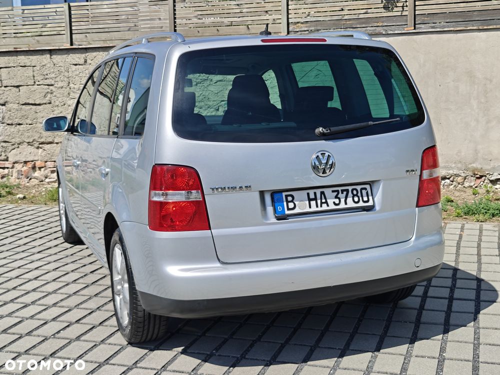 Volkswagen Touran - 23