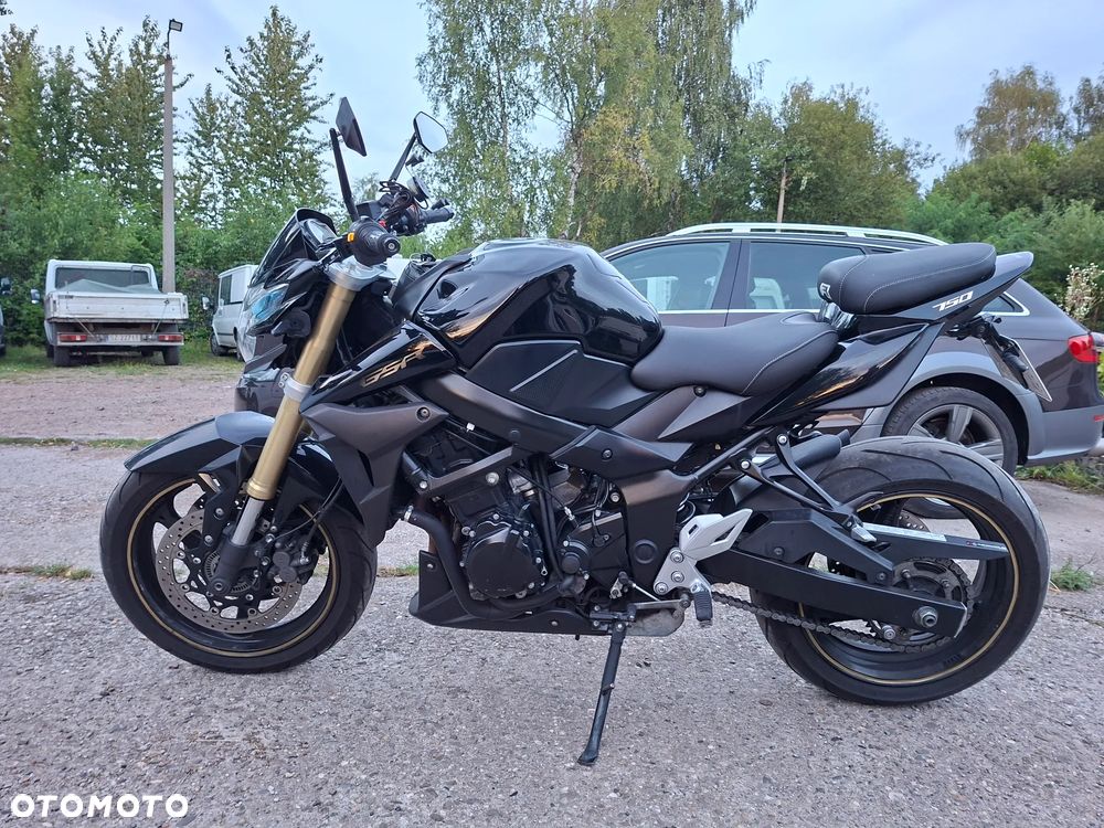 Suzuki GSR - 2