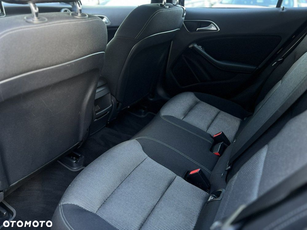 Mercedes-Benz GLA 180 7G-DCT - 35