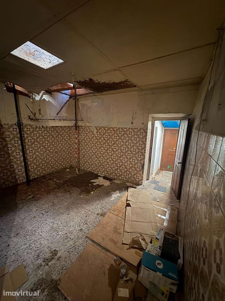 Moradia térrea para reconstrução com logradouro em Moita do Norte - Grande imagem: 4/23