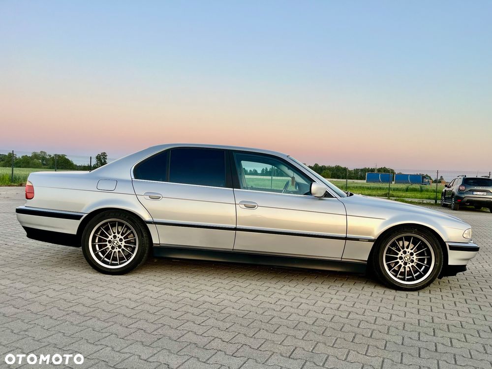 BMW Seria 7 735i L - 12