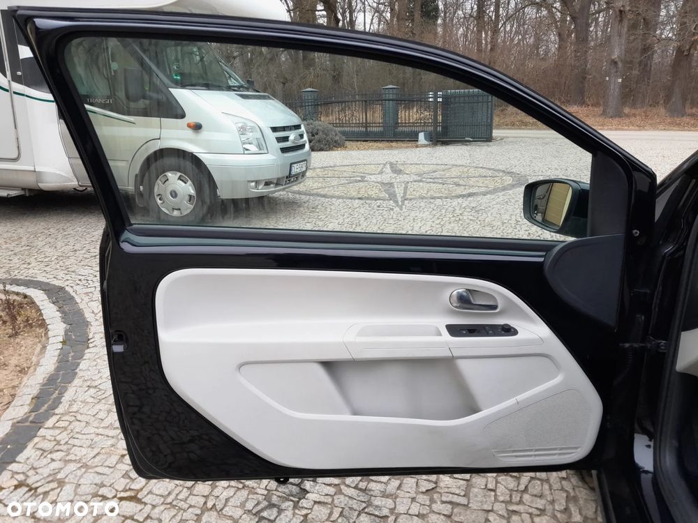 Volkswagen up! black - 15