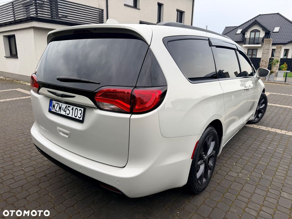 Chrysler Pacifica - 12