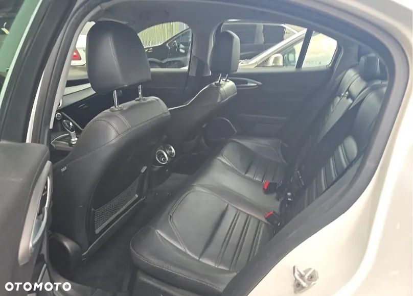 Alfa Romeo Giulia 2.0 Turbo TI Q4 - 11