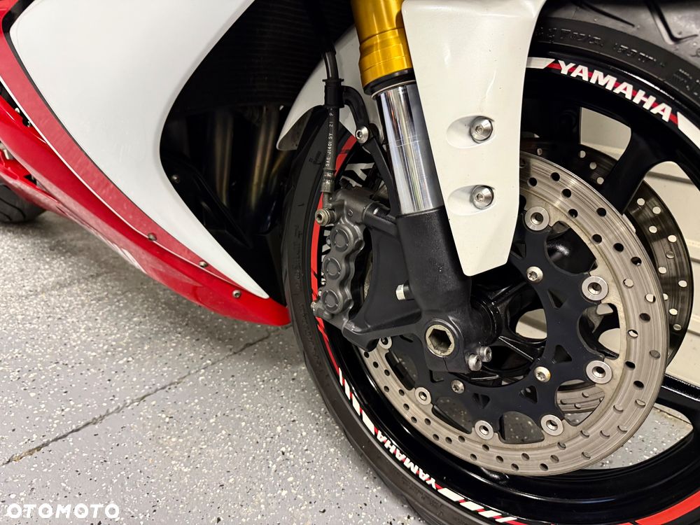Yamaha R1 - 9