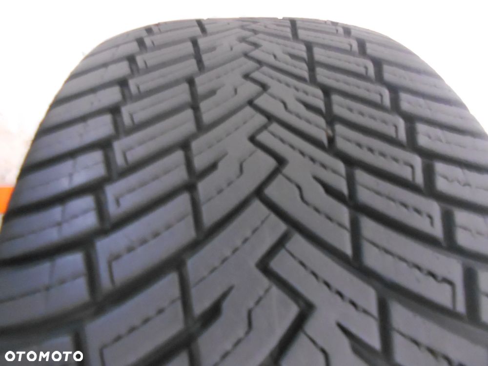OPONA POJEDYNKA 235/45R18 PIRELLI ALLSEASON CINTURATO SF2 SEAL DOT 4523 7MM - 2