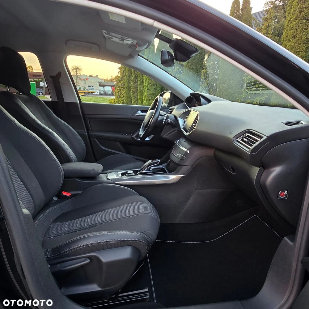 Peugeot 308 PureTech 130 GPF EAT8 Stop & Start Active Business-Paket - 23