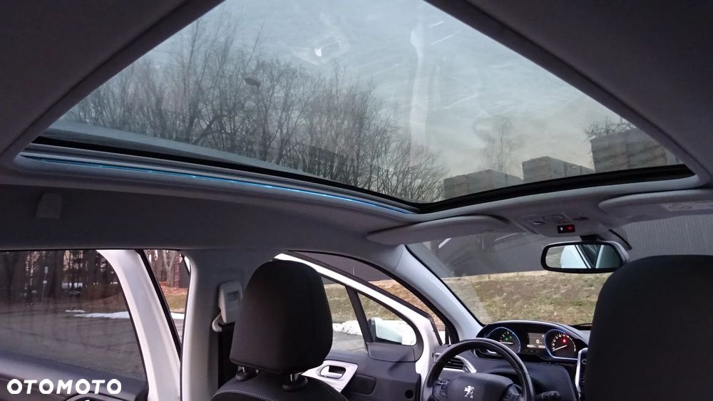 Peugeot 2008 1.2 Pure Tech GPF Allure S&S EAT6 - 27