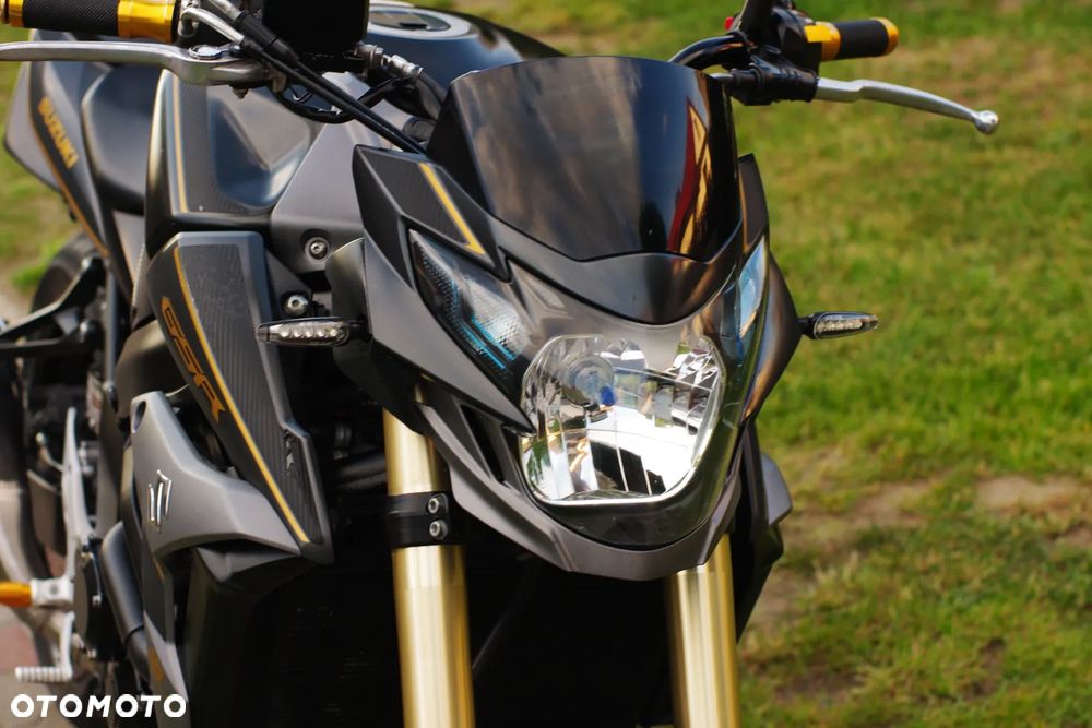Suzuki GSR - 13