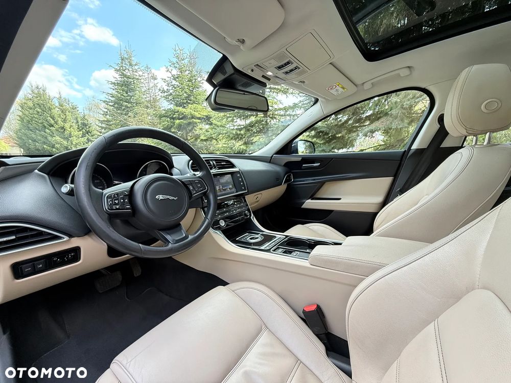 Jaguar XE 20d Prestige - 18
