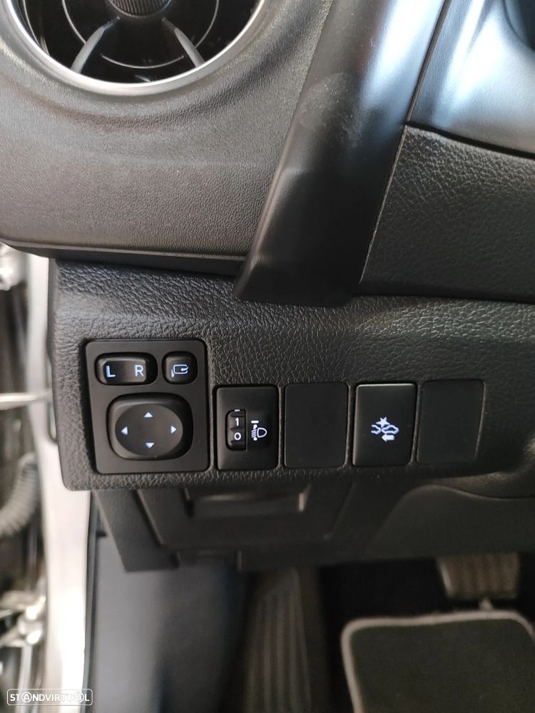 Toyota Auris Touring Sports 1.8 HSD Comfort +P.Techno+P.Sport - 25