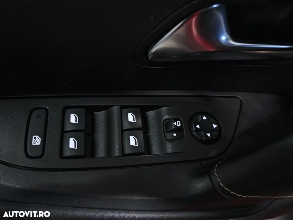 Peugeot 2008 PureTech 130 EAT8 GT - 21