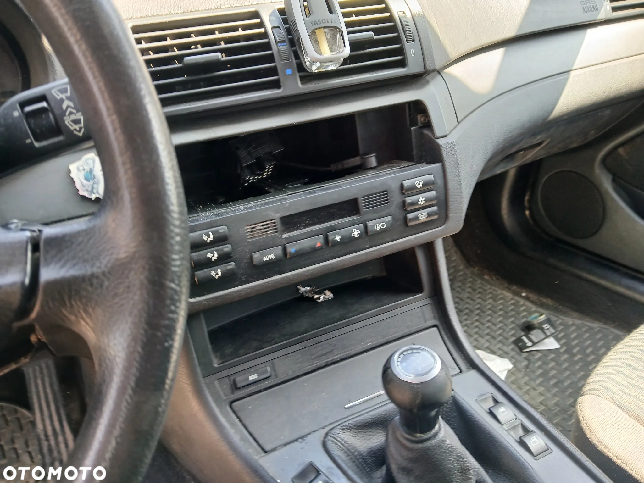 bmw E46 sedan  fotel fotele kanapa deska kokpit podsufitka boczek boczki klamka podłokietnik licznik - 4