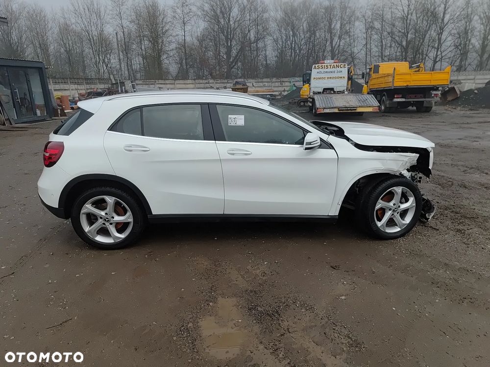 Mercedes-Benz GLA - 12