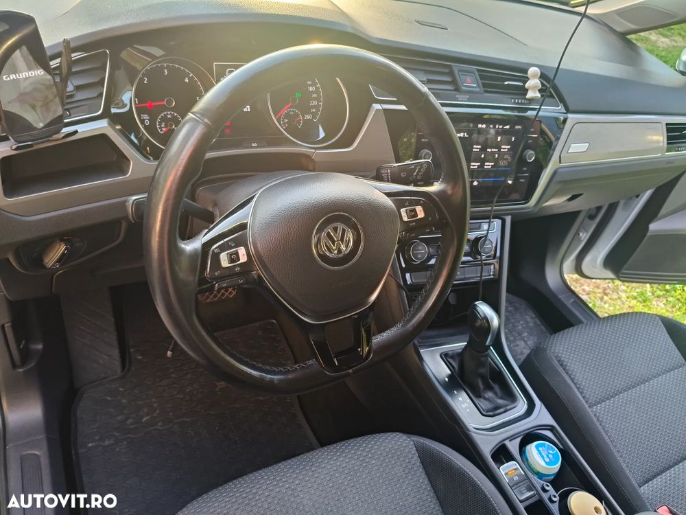 Volkswagen Touran - 11