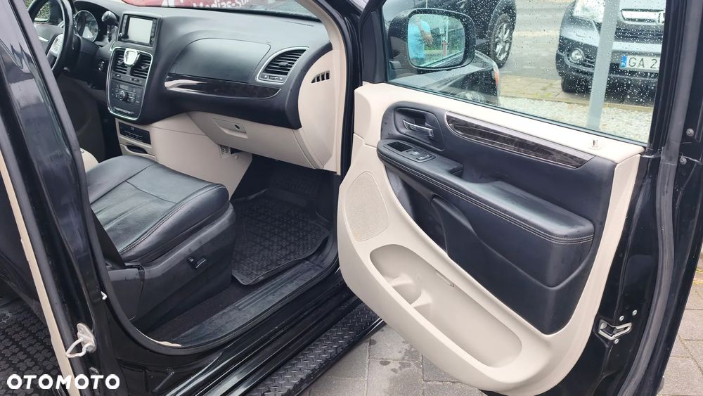 Chrysler Town & Country 3.6 Limited - 35