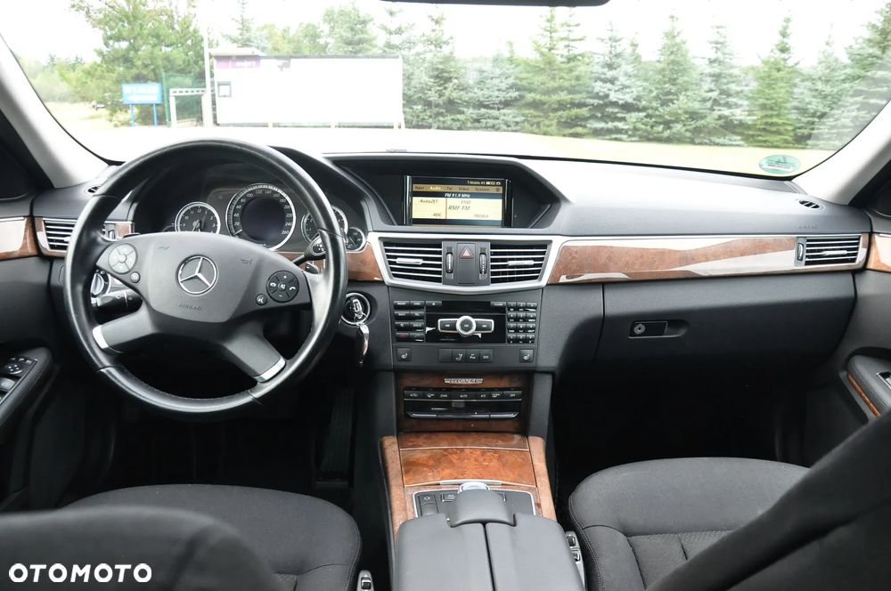 Mercedes-Benz Klasa E 250 CGI BlueEFFICIENCY 7G-TRONIC Elegance - 29