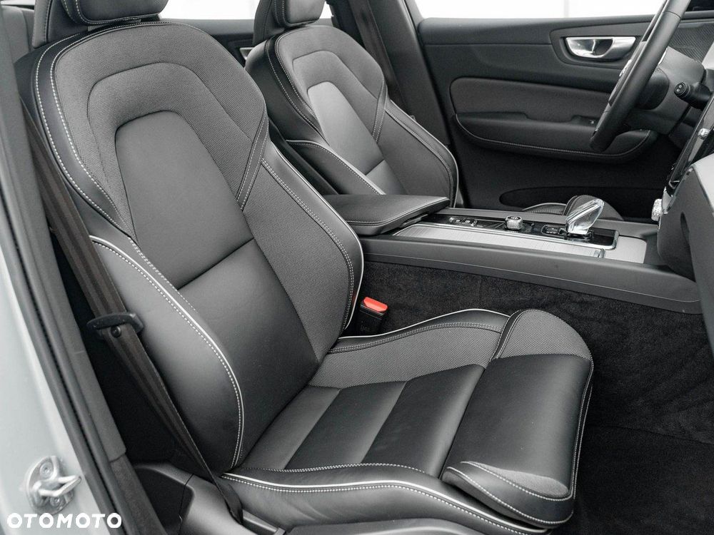 Volvo XC 60 B4 B Plus Dark - 31